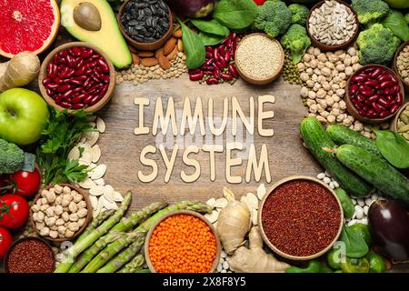 Système immunitaire boostant avec une nutrition appropriée. Différents aliments sur table en bois, plat Banque D'Images