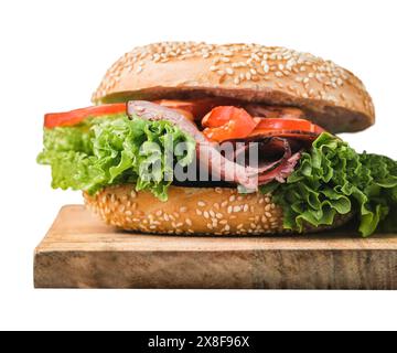 Cheeseburger classique sur bois et cornichons. Fromage, tomates, oignons. Laitue, moutarde et ketchup isolés sur fond blanc. hamburger frais et savoureux Banque D'Images