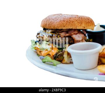 Hamburgers faits maison sur fond blanc, hamburger avec steak et cheddar fondu, hamburger avec salade de tomates et cheddar et emmental, hamburger pour la restauration rapide, Banque D'Images