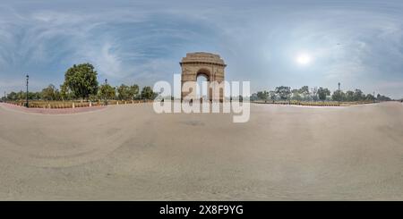 Vue panoramique à 360° de Plein panorama sphérique hdri 360 sans couture près de la porte de l'Inde, mémorial de guerre à Delhi sans personnes et touristes en projection équirectangulaire avec zen