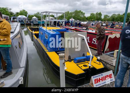 Un nouveau bateau de travail canal and River Trust est présenté au Crick Boat Show aux côtés de bateaux étroits plus traditionnels. Banque D'Images