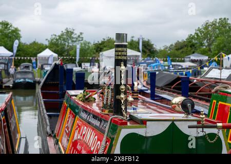 Bateaux étroits historiques exposés au Crick Boat Show dans le Northamptonshire. Banque D'Images