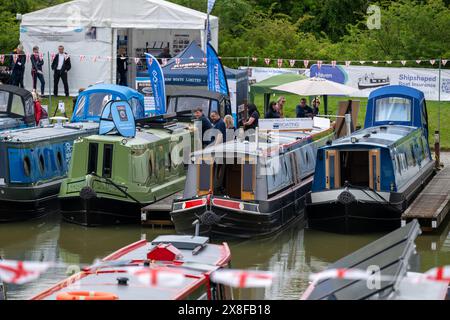 De nouveaux bateaux étroits ont fait la queue pour que les visiteurs du Crick Boat Show puissent y jeter un coup d'œil lors de l'événement annuel dans le Northamptonshire. Banque D'Images