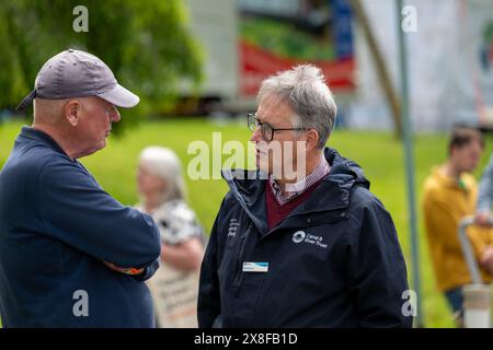 Richard Parry, directeur général de canal and River Trust, en conversation avec quelqu'un au Crick Boat Show 2024. Banque D'Images