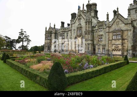 Vue générale du château de Margam Park à Margam Park à Neath Port Talbot, au sud du pays de Galles. Un manoir gothique Tudor du XIXe siècle conçu par l'architecte Thomas Hopper pour Christopher Rice Mansel Talbot. Banque D'Images