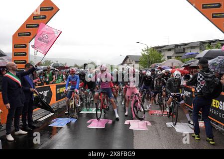 Alpago, Italie. 25 mai 2024. Le départ de l'étape 20 du Giro d'Italia d'Alpago à Bassano del Grappa, Italie - samedi 25 mai 2024 - Sport, cyclisme (photo Massimo Paolone/LaPresse) crédit : LaPresse/Alamy Live News Banque D'Images