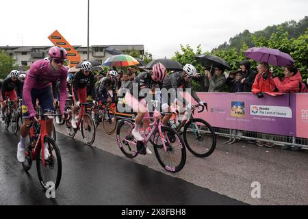 Alpago, Italie. 25 mai 2024. Le départ de l'étape 20 du Giro d'Italia d'Alpago à Bassano del Grappa, Italie - samedi 25 mai 2024 - Sport, cyclisme (photo Massimo Paolone/LaPresse) crédit : LaPresse/Alamy Live News Banque D'Images