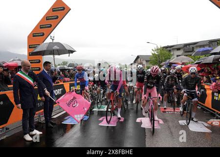 Alpago, Italie. 25 mai 2024. Le départ de l'étape 20 du Giro d'Italia d'Alpago à Bassano del Grappa, Italie - samedi 25 mai 2024 - Sport, cyclisme (photo Massimo Paolone/LaPresse) crédit : LaPresse/Alamy Live News Banque D'Images