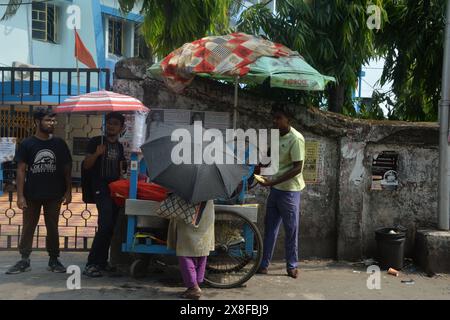 Siliguri, Bengale occidental, Inde. 25 mai 2024. Les jeunes indiens se rassemblent sur un stand en bord de route pour boire du jus de canne à sucre pendant une chaude journée d'été à Siliguri. La température est de 42 degrés à Siliguri aujourd'hui. (Crédit image : © Diptendu Dutta/ZUMA Press Wire) USAGE ÉDITORIAL SEULEMENT! Non destiné à UN USAGE commercial ! Banque D'Images