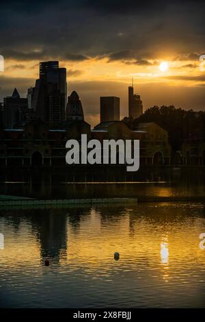 Londres, Royaume-Uni. 24 mai 2024. Le soleil se couche sur Shadwell Basin, la City de Londres et Maynards Quay - coucher de soleil le temps chaud de l'été ajoute du drame à la vue sur la ville depuis les Docklands, Londres. Crédit : Guy Bell/Alamy Live News Banque D'Images