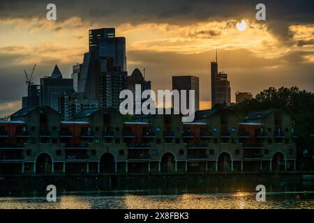 Londres, Royaume-Uni. 24 mai 2024. Le soleil se couche sur Shadwell Basin, la City de Londres et Maynards Quay - coucher de soleil le temps chaud de l'été ajoute du drame à la vue sur la ville depuis les Docklands, Londres. Crédit : Guy Bell/Alamy Live News Banque D'Images