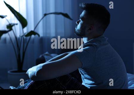 Homme frustré souffrant d'insomnie la nuit Banque D'Images