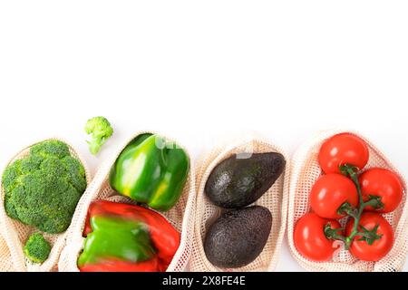 Légumes frais dans des sacs en maille écologiques Banque D'Images