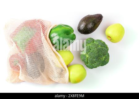 Produits frais dans un sac en maille écologique Banque D'Images