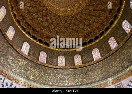 Vue sur le Dôme du Rocher de l'intérieur. Mosquée Al-Aqsa, Jérusalem, Palestine. Détails de l'art islamique Banque D'Images