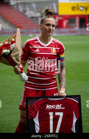 Liège, Belgique. 25 mai 2024. Liège, Belgique, le 25 mai 2024 : Maud Coutereels (17 Standard Femina) reçoit un farerwell avant le match de Play-Off de la Super League du Lotto entre le Club YLA et Standard Femina au stade Maurice Dufrasne à Liège, Belgique (Martin Pitsch/SPP) crédit : SPP Sport Press photo. /Alamy Live News Banque D'Images