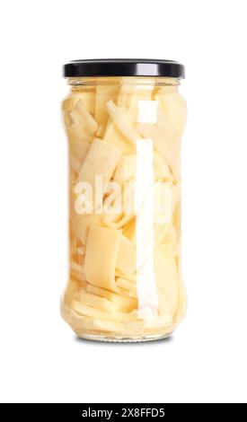 Tranches de pousses de bambou marinées dans un bocal en verre avec bouchon à vis. Pousses de bambou tranchées, pasteurisées et conservées dans de la saumure de vinaigre et du sel. Banque D'Images