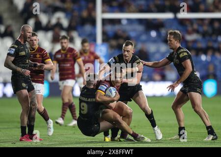 Huddersfield, Royaume-Uni. 25 mai 2024. TUI Lolohea de Huddersfield Giants est attaqué par Ed Chamberlain de lors du match de la Betfred Super League Round 12 Huddersfield Giants vs Leigh Leopards au John Smith's Stadium, Huddersfield, Royaume-Uni, 24 mai 2024 (photo par Alfie Cosgrove/News images) à Huddersfield, Royaume-Uni le 25/05/2024. (Photo par Alfie Cosgrove/News images/SIPA USA) crédit : SIPA USA/Alamy Live News Banque D'Images