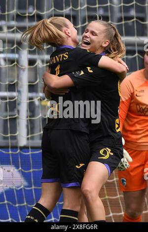 Bruxelles, Belgique. 25 mai 2024. Sarah Wijnants de la RSCA célèbre après avoir marqué lors d'un match de football entre la RSCA Women et la KRC Genk, samedi 25 mai 2024 à Bruxelles, le jour 10/10 du play-off Group A du championnat féminin de Super League. BELGA PHOTO JILL DELSAUX crédit : Belga News Agency/Alamy Live News Banque D'Images