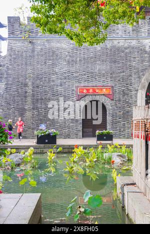 Étang de fleurs devant la tour de tambour à Hangzhou, Chine Banque D'Images