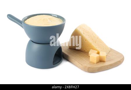 Fondue au fromage fondu savoureux, fourchettes et morceaux isolés sur blanc Banque D'Images