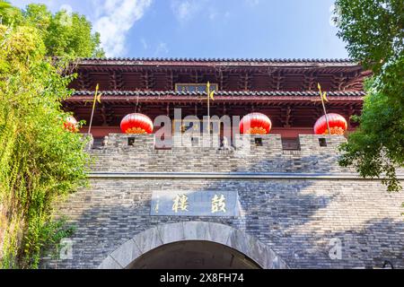 Lanternes chinoises sur la tour du tambour à Hangzhou, Chine Banque D'Images