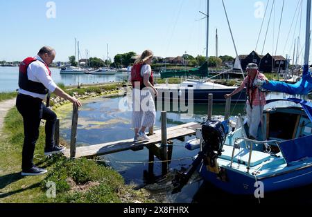 Le leader libéral démocrate Sir Ed Davey suit la candidate parlementaire libérale démocrate Jess Brown-Fuller alors qu'ils se rendent sur un bateau lors d'une visite à Birdham Pool Marina près de Chichester, pour annoncer les plans de son parti d'abolir OFWAT et d'introduire un nouveau régulateur d'eau pour résoudre la crise des eaux usées, pendant la campagne électorale générale. Date de la photo : samedi 25 mai 2024. Banque D'Images