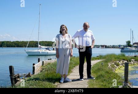 Le leader libéral démocrate Sir Ed Davey et la candidate parlementaire libérale démocrate Jess Brown-Fuller lors d'une visite à Birdham Pool Marina près de Chichester, pour annoncer les plans de son parti d'abolir l'OFWAT et d'introduire un nouveau régulateur d'eau pour lutter contre la crise des eaux usées, alors qu'ils sont sur la piste de la campagne électorale générale. Date de la photo : samedi 25 mai 2024. Banque D'Images