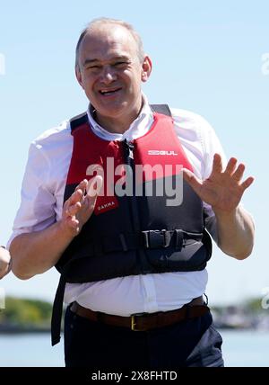 Le leader libéral démocrate Sir Ed Davey met un gilet de sauvetage avant de monter sur un bateau lors d'une visite à Birdham Pool Marina près de Chichester, pour annoncer les plans de son parti d'abolir OFWAT et d'introduire un nouveau régulateur d'eau pour faire face à la crise des eaux usées, pendant la campagne électorale générale. Date de la photo : samedi 25 mai 2024. Banque D'Images
