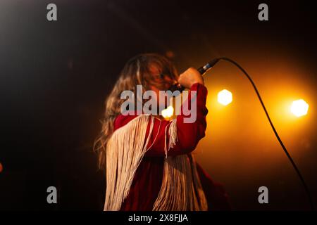 Paris, France. 24 mai 2024. Lindsey Troy, guitariste et chanteuse du groupe DEAP Vally, se produit à la maroquinerie, à Paris. DEAP Vally, un duo rock californien formé à Los Angeles, s'est produit à la maroquinerie, à Paris. Un spectacle de leur 'Farewell Tour'. Crédit : SOPA images Limited/Alamy Live News Banque D'Images