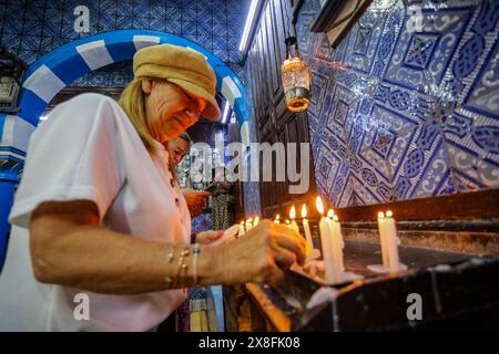 24 mai 2024 : Tunis, Tunisie. 24 mai 2024. Fidèles juifs dans la synagogue Ghriba sur l'île tunisienne de Djerba lors du pèlerinage juif annuel. Le pèlerinage juif de cette année à la synagogue de Ghriba vient de commencer, avec très peu de visiteurs étrangers qui y ont participé, et malgré les mesures de sécurité renforcées en place après une attaque meurtrière à la main sur le site l'année dernière et la guerre israélienne en cours contre Gaza (crédit image : © Hasan mrad/IMAGESLIVE via ZUMA Press Wire) USAGE ÉDITORIAL SEULEMENT ! Non destiné à UN USAGE commercial ! Banque D'Images