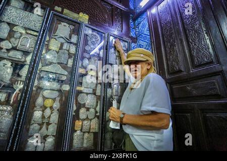 24 mai 2024 : Tunis, Tunisie. 24 mai 2024. Fidèles juifs dans la synagogue Ghriba sur l'île tunisienne de Djerba lors du pèlerinage juif annuel. Le pèlerinage juif de cette année à la synagogue de Ghriba vient de commencer, avec très peu de visiteurs étrangers qui y ont participé, et malgré les mesures de sécurité renforcées en place après une attaque meurtrière à la main sur le site l'année dernière et la guerre israélienne en cours contre Gaza (crédit image : © Hasan mrad/IMAGESLIVE via ZUMA Press Wire) USAGE ÉDITORIAL SEULEMENT ! Non destiné à UN USAGE commercial ! Banque D'Images