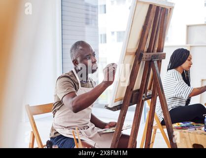 Homme noir, peinture et toile en classe d'art pour la création, les loisirs ou l'équipement en studio créatif. Artiste masculin, atelier ou photo sur chevalet en bois Banque D'Images