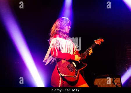 Paris, France. 24 mai 2024. Lindsey Troy, guitariste et chanteuse du groupe DEAP Vally, se produit à la maroquinerie, à Paris. DEAP Vally, un duo rock californien formé à Los Angeles, s'est produit à la maroquinerie, à Paris. Un spectacle de leur 'Farewell Tour'. (Photo de Telmo Pinto/SOPA images/SIPA USA) crédit : SIPA USA/Alamy Live News Banque D'Images