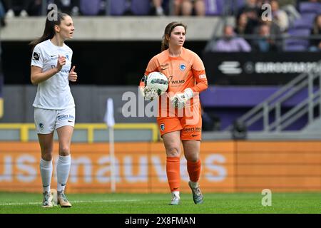 Anderlecht, Belgique. 25 mai 2024. Romy camps (3) de Genk et le gardien Mirthe Claes(1) de Genk photographiés lors d'un match de football féminin entre le RSC Anderlecht et les KRC Genk Ladies le 10 e et dernier jour des play offs de la saison 2023 - 2024 de la Super League belge des femmes du loto, le samedi 25 mai 2024 à Anderlecht, Belgique . Crédit : Sportpix/Alamy Live News Banque D'Images