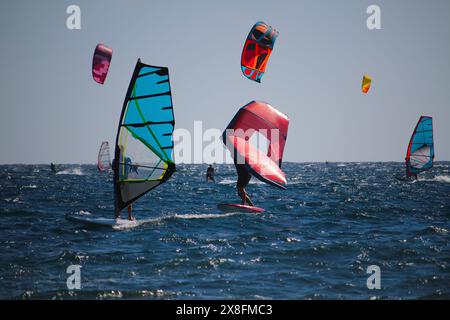 Sports nautiques planche à voile, wingfoiling et kiteboarding dans l'océan Atlantique (Tenerife, Espagne) Banque D'Images