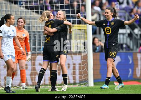 Anderlecht, Belgique. 25 mai 2024. Sarah Wijnants (11 ans) d'Anderlecht célèbre avec Lore Jacobs (9 ans) d'Anderlecht et Amélie Delabre (99 ans) d'Anderlecht après avoir marqué le but 1-0 lors d'un match de soccer féminin entre le RSC Anderlecht et les KRC Genk Ladies lors de la 10 e et dernière journée des éliminatoires en 2023 - saison 2024 de la Super League belge Lotto Womens, le samedi 25 mai 2024 à Anderlecht, Belgique . Crédit : Sportpix/Alamy Live News Banque D'Images