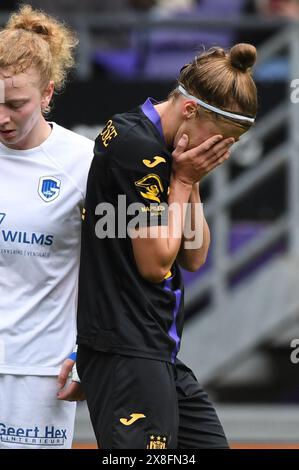 Bruxelles, Belgique. 25 mai 2024. Laura Deloose de la RSCA semble abattue lors d'un match de football entre la RSCA Women et la KRC Genk, samedi 25 mai 2024 à Bruxelles, au jour 10/10 du play-off Group A du championnat féminin de Super League. BELGA PHOTO JILL DELSAUX crédit : Belga News Agency/Alamy Live News Banque D'Images