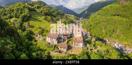 Vue aérienne de Cornello dei Tasso, charmant vieux village dans la vallée de Brembana, province de Bergame, Lombardie, Italie Banque D'Images