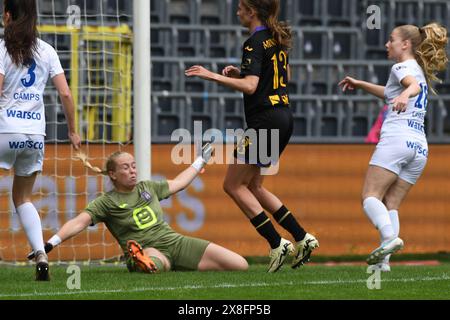 Bruxelles, Belgique. 25 mai 2024. Tess Lameir de Genk marque un but lors d'un match de football entre RSCA Women et KRC Genk, samedi 25 mai 2024 à Bruxelles, au jour 10/10 du play-off Group A du championnat féminin de Super League. BELGA PHOTO JILL DELSAUX crédit : Belga News Agency/Alamy Live News Banque D'Images