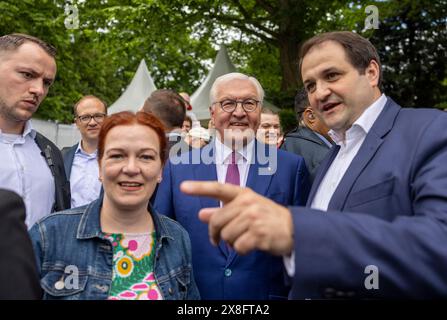 Bonn, Allemagne. 25 mai 2024. Le président fédéral Frank-Walter Steinmeier (m) s'entretient avec Katja Dörner, maire de Bonn, et Nathanael Liminski (à droite), ministre des Affaires fédérales et européennes, des Affaires internationales et des médias de l'État de Rhénanie du Nord-Westphalie, sur le terrain de la Villa Hammerschmidt, résidence officielle du président fédéral à Bonn, lors d'une journée portes ouvertes. Crédit : Thomas Banneyer/dpa/Alamy Live News Banque D'Images