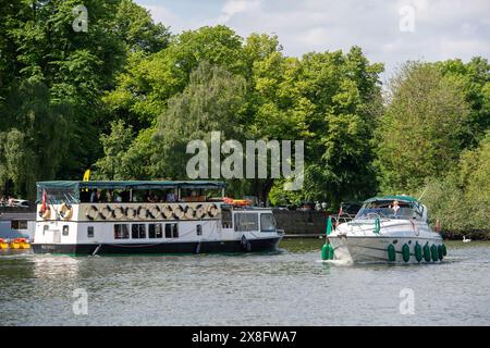 Eton, Windsor, Royaume-Uni. 25 mai 2024. Visiteurs appréciant une excursion en bateau des Frères Français sur la Tamise. C'était aussi beau week-end ensoleillé de Spring Bank Holiday à Eton, Windsor, Berkshire que les gens marchaient, pique-niquaient sur les Brocas et passaient du temps sur des bateaux sur la Tamise à profiter de la vue sur le château de Windsor. Beaucoup de croiseurs de plaisance descendent de Londres à Windsor et Eton pendant les mois d'été et s'amarrent à côté du Brocas. Crédit : Maureen McLean/Alamy Live News Banque D'Images