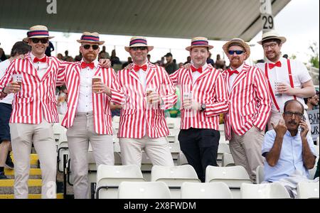 Fans de l'Angleterre avant le deuxième match IT20 contre le Pakistan à Edgbaston, Birmingham. Date de la photo : samedi 25 mai 2024. Banque D'Images