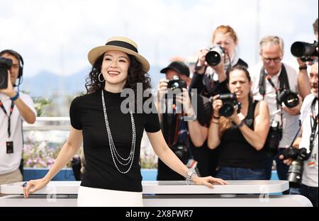 Cannes, France. 25 mai 2024. L'actrice Zhang Ziyi pose lors d'un appel photo pour le film 'She's Got no name' au 77e Festival de Cannes, dans le sud de la France, le 25 mai 2024. Crédit : Gao Jing/Xinhua/Alamy Live News Banque D'Images