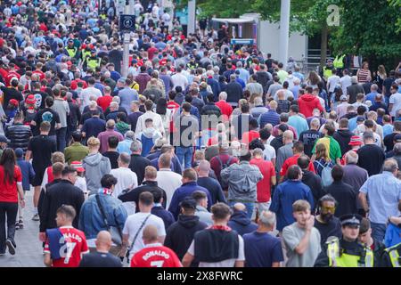 Londres, Royaume-Uni. 25 mai 2024. Des milliers de supporters rivaux arrivent pour la finale de la FA Cup entre Manchester City et Manchester United au stade de Wembley, une répétition de la finale de l'année dernière. Credit : amer Ghazzal/Alamy Live News Banque D'Images