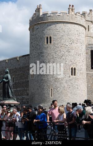 Eton, Windsor, Royaume-Uni. 25 mai 2024. Les visiteurs empaquettent les rues de Windsor en attendant la relève de la garde. Le soleil a amené de nombreux visiteurs à Royal Windsor aujourd'hui pour regarder la relève de la garde en route vers le château de Windsor. Les gardes aujourd'hui étaient la Garde du château de Windsor, 1er bataillon Welsh Guards avec le soutien musical de la bande de la brigade des Gurkhas. Crédit : Maureen McLean/Alamy Live News Banque D'Images