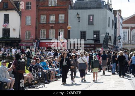 Eton, Windsor, Royaume-Uni. 25 mai 2024. Les visiteurs empaquettent les rues de Windsor en attendant la relève de la garde. Le soleil a amené de nombreux visiteurs à Royal Windsor aujourd'hui pour regarder la relève de la garde en route vers le château de Windsor. Les gardes aujourd'hui étaient la Garde du château de Windsor, 1er bataillon Welsh Guards avec le soutien musical de la bande de la brigade des Gurkhas. Crédit : Maureen McLean/Alamy Live News Banque D'Images