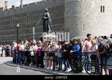 Eton, Windsor, Royaume-Uni. 25 mai 2024. Les visiteurs empaquettent les rues de Windsor en attendant la relève de la garde. Le soleil a amené de nombreux visiteurs à Royal Windsor aujourd'hui pour regarder la relève de la garde en route vers le château de Windsor. Les gardes aujourd'hui étaient la Garde du château de Windsor, 1er bataillon Welsh Guards avec le soutien musical de la bande de la brigade des Gurkhas. Crédit : Maureen McLean/Alamy Live News Banque D'Images