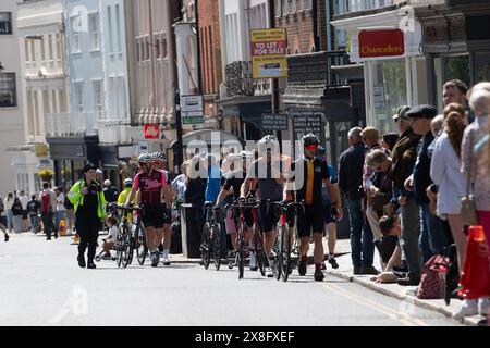 Eton, Windsor, Royaume-Uni. 25 mai 2024. Les visiteurs empaquettent les rues de Windsor en attendant la relève de la garde. Le soleil a amené de nombreux visiteurs à Royal Windsor aujourd'hui pour regarder la relève de la garde en route vers le château de Windsor. Les gardes aujourd'hui étaient la Garde du château de Windsor, 1er bataillon Welsh Guards avec le soutien musical de la bande de la brigade des Gurkhas. Crédit : Maureen McLean/Alamy Live News Banque D'Images