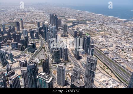 Dubaï vu du haut, pris du 154ème étage de la Burj Khalifa Banque D'Images